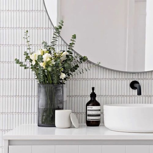 Gạch mosaic màu trắng trang trí tường nhà tắm