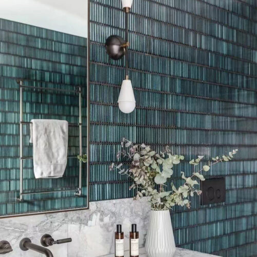 Gạch mosaic thanh que màu xanh ốp tường phòng tắm