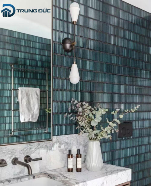 Gạch mosaic thanh que màu xanh ốp tường phòng tắm