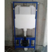 Hình ảnh két nước bồn cầu Viglacera treo tường V55 trong quá trình lắp đặt